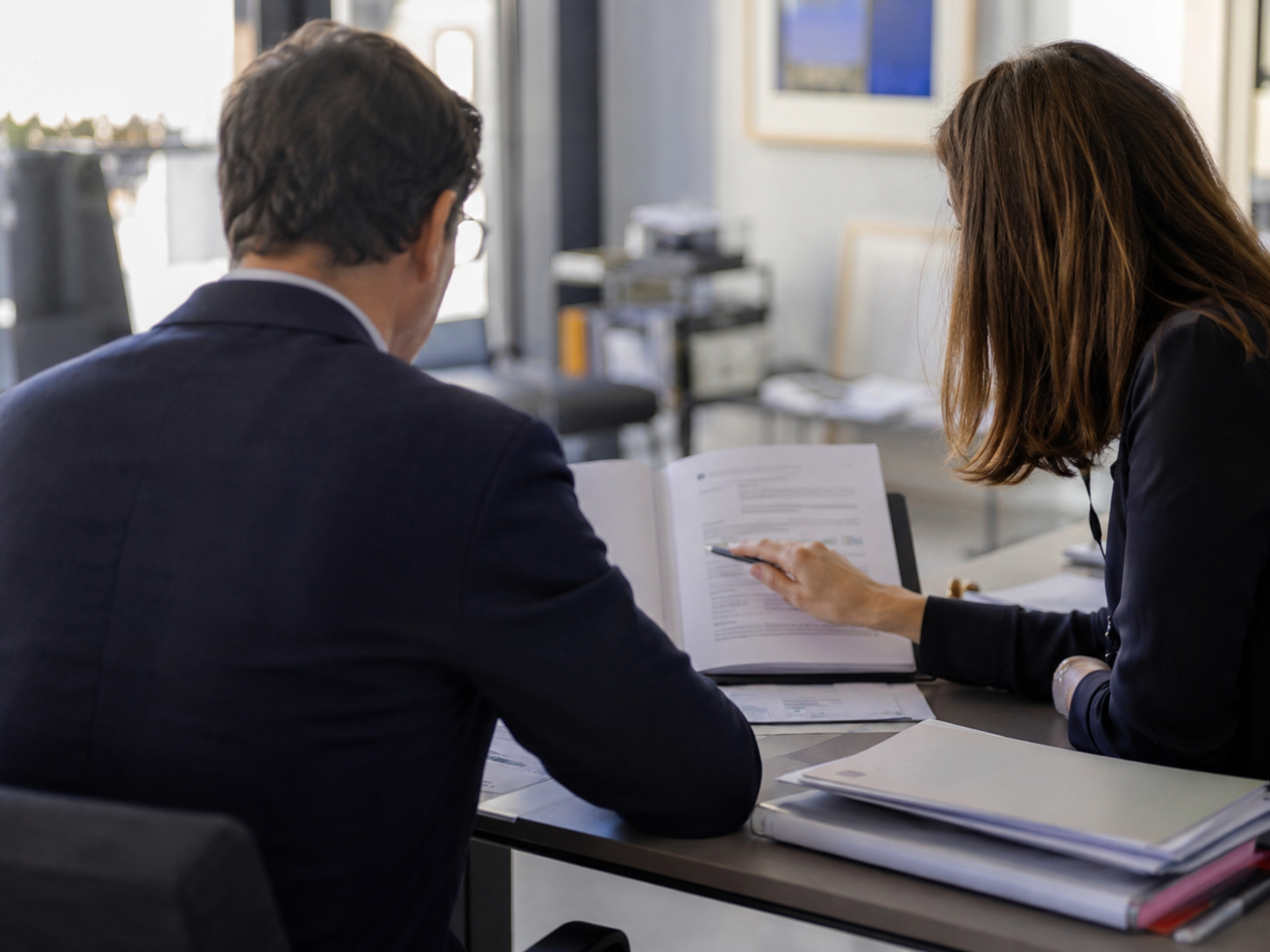 porteur de projet affinant son business plan avec son expert comptable 